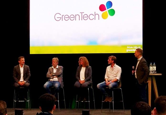 Foto van het panel tijdens de vragensessie na de presentaties bij GreenTech 2021